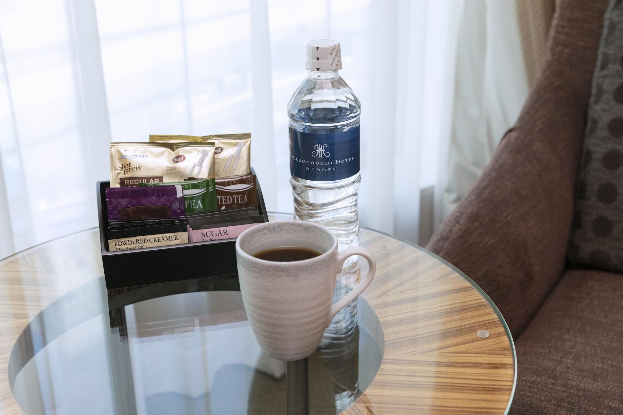 Marunouchi Hotel Tokyo Ngoại thất bức ảnh A bottle of water and a cup of tea in a hotel room