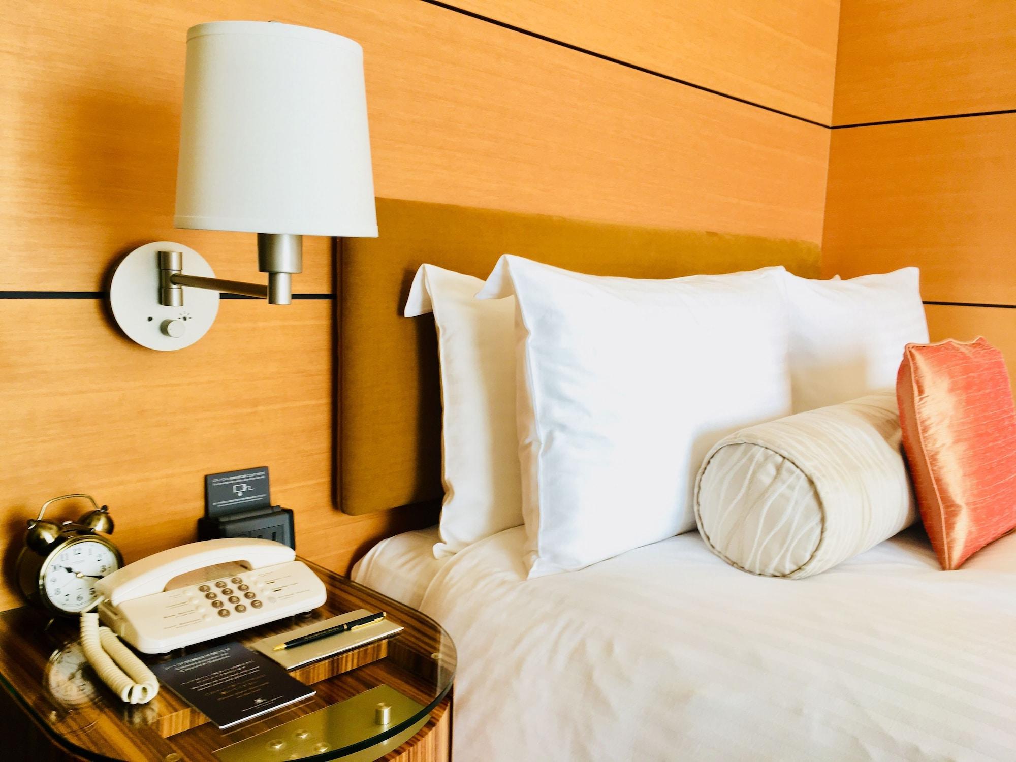 Marunouchi Hotel Tokyo Ngoại thất bức ảnh A telephone on a bedside table
