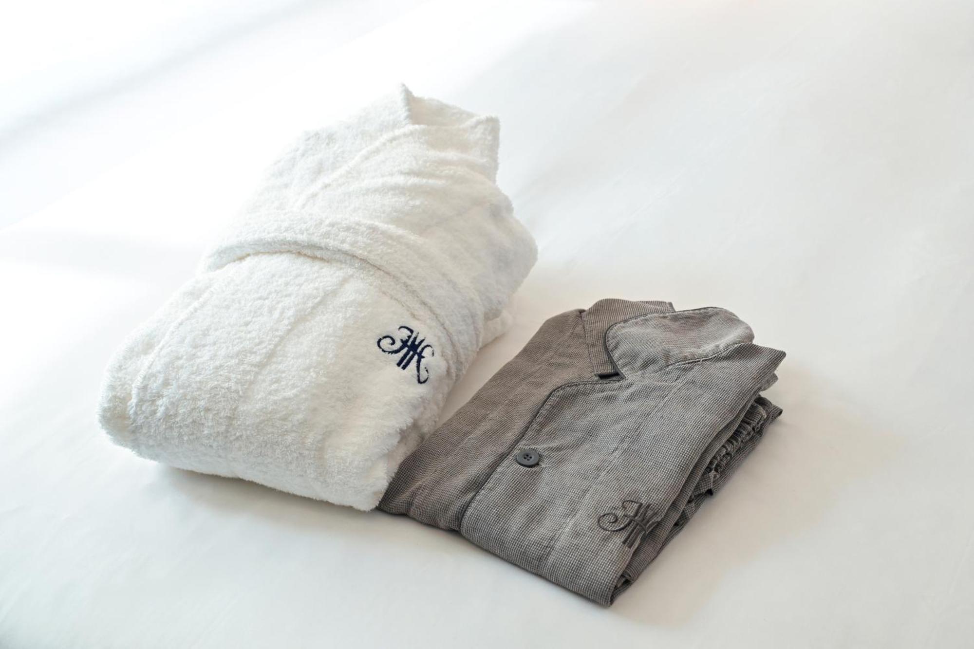 Marunouchi Hotel Tokyo Ngoại thất bức ảnh A bathrobe